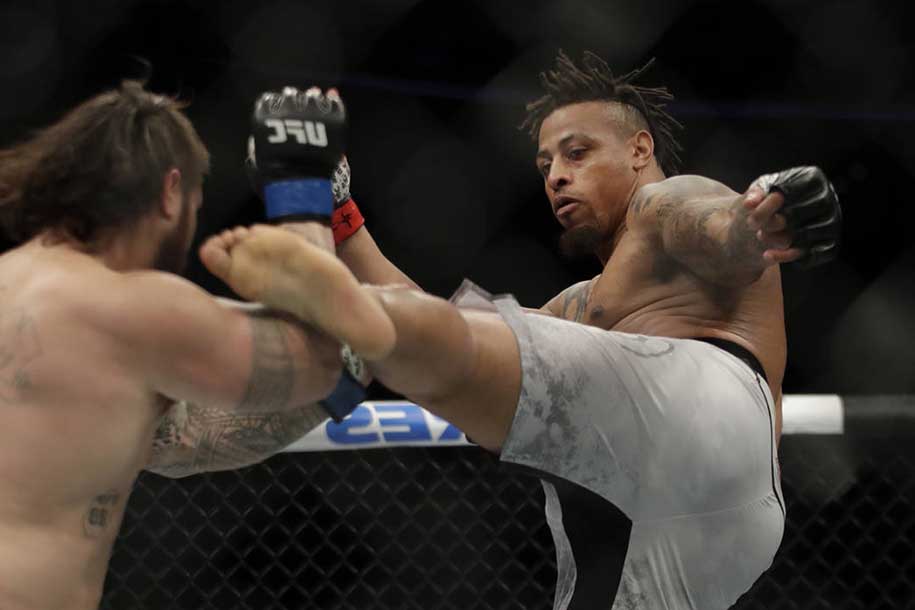 Cựu sao bóng bầu dục muốn đánh 6 trận UFC trong 1 năm